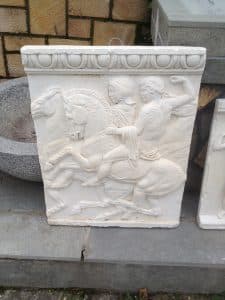 Διακοσμητικά από επεξεργασμένη φυσική πέτρα.