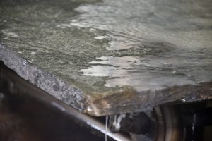 το Εργαστήριο, συνδυάζοντας την παράδοση και την πείρα με την σύγχρονη τεχνολογία στην επεξεργασία, κοπή μεταποίηση των σχιστόλιθων, φυσικών πετρωμάτων, μαρμάρων και γρανιτών.