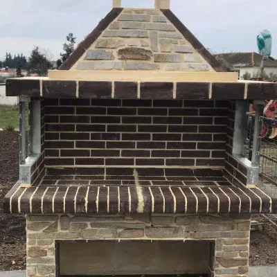 Ψησταριά μεγάλη με καφέ πυρότουβλο και χρυσαφί επένδυση