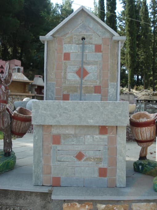 Βρύση Καρύστου με πάγκους