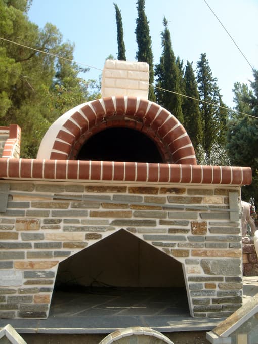Φούρνος μεγάλος με κόκκινο πυρότουβλο & ποδαρικά με επένδυση στενάρι